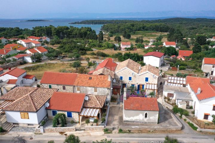 MOLAT ISLAND - Nice house near the sea in the heart of Molat