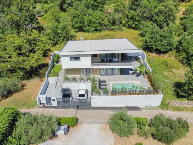 OPATIJA, MOŠĆENIČKA DRAGA – eine wunderschöne Villa mit Swimmingpool, umgeben von viel Grün, nur 650