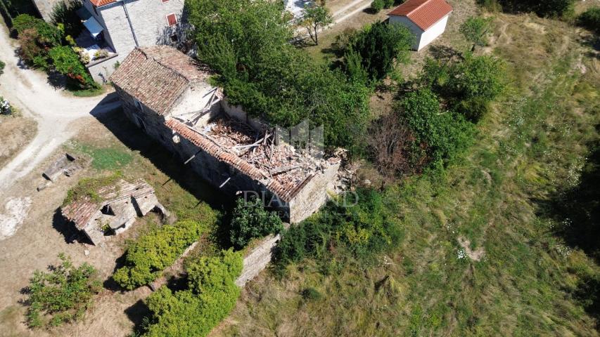 Eastern Istria, autochthonous house for adaptation with a project