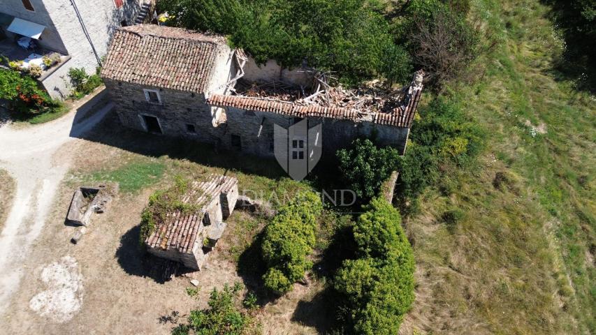 Eastern Istria, autochthonous house for adaptation with a project