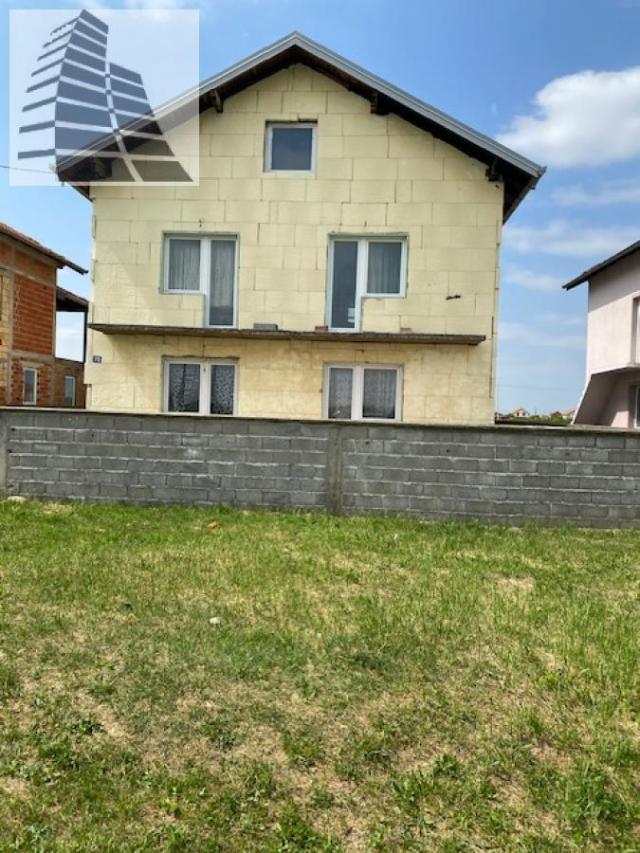 Zemun-Ugrinovci-naselje Grmovac kuća 270m2+garaža 17m2