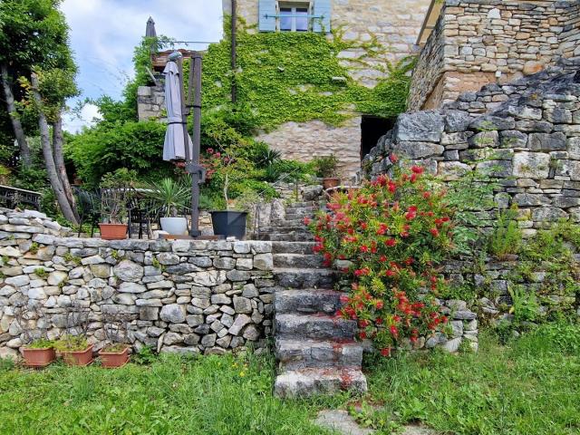 ISTRA, BUJE - Kamena kuća sa spektakularnim pogledom