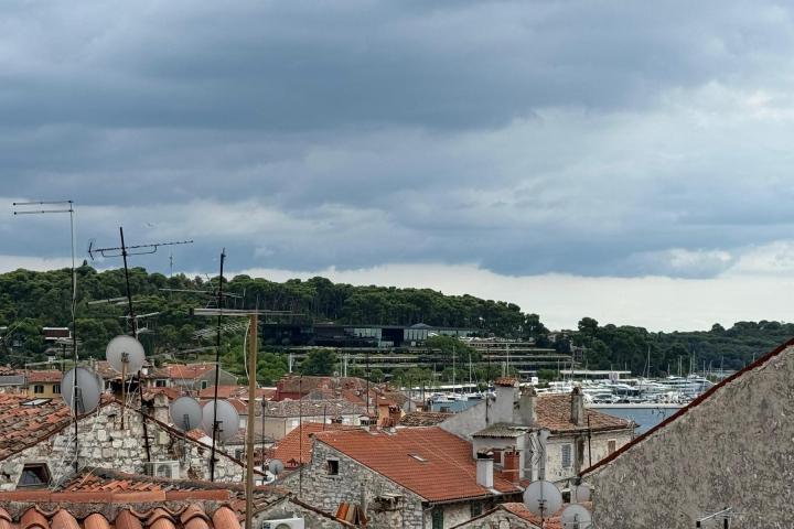 Istra, Rovinj, dvosobni stan za dugoročni najam, NKP 80 m2