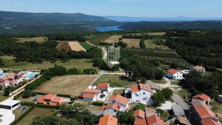 Barban, kuća s pomoćnim objektom i bazenom