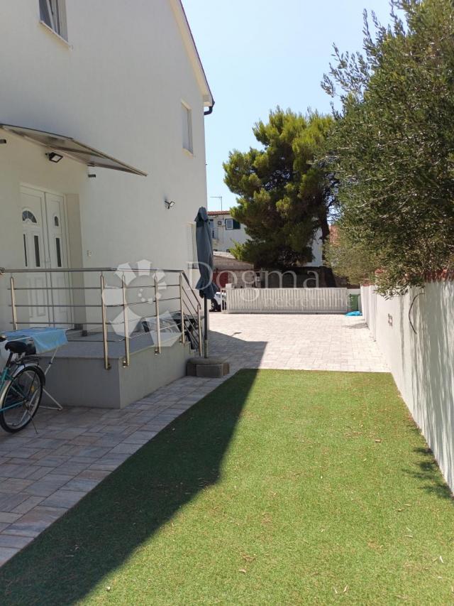 NEUES HAUS IN VODICE MIT ZWEI SEPARATEN WOHNUNGEN 700 m VOM MEER ENTFERNT