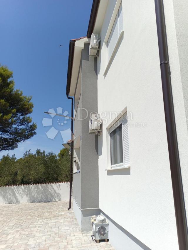 NEUES HAUS IN VODICE MIT ZWEI SEPARATEN WOHNUNGEN 700 m VOM MEER ENTFERNT