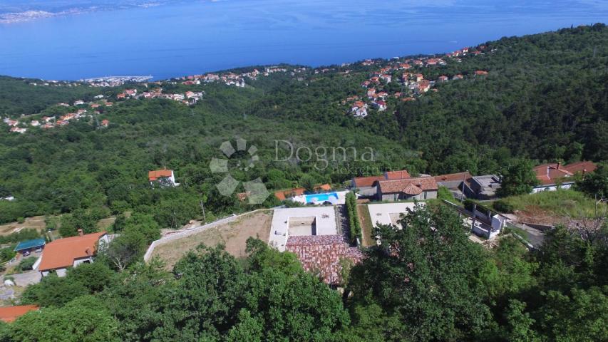 OPATIJA, POLJANE- KUĆA SA DVA DVOETAŽNA STANA DVA BAZENA I PANORAMSKI POGLED!