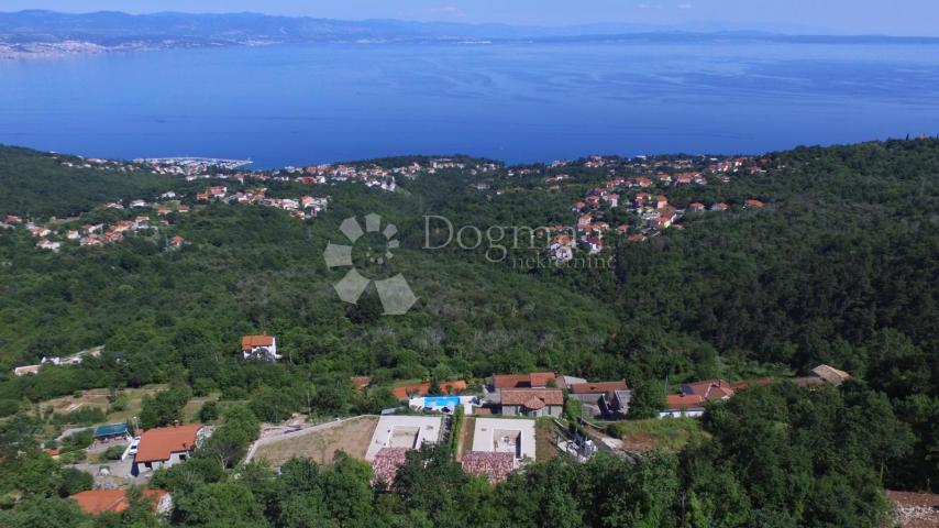 OPATIJA, POLJANE- KUĆA SA DVA DVOETAŽNA STANA DVA BAZENA I PANORAMSKI POGLED!