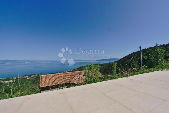 OPATIJA, POLJANE- KUĆA SA DVA DVOETAŽNA STANA DVA BAZENA I PANORAMSKI POGLED!