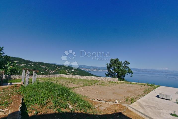 OPATIJA, POLJANE- KUĆA SA DVA DVOETAŽNA STANA DVA BAZENA I PANORAMSKI POGLED!