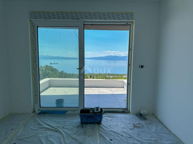 RIJEKA, KOSTRENA – ekskluzivna duplex vila s infinity bazenom, garažom, vrtom, panoramskim pogledom 