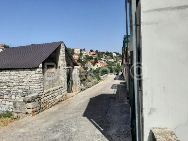 Brač, Splitska stara kamena kuća 103 m2, dvor 212 vrt 162 m2