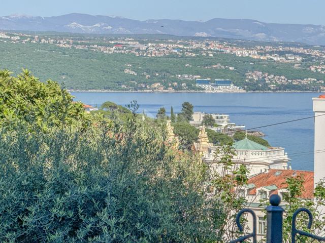 OPATIJA, CENTAR - stan s vrtom u novogradnji u centru Opatije s garažom, pogled na more