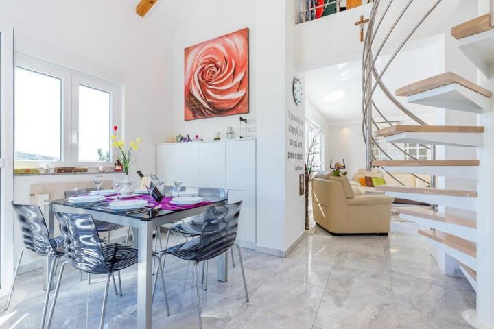 Crikvenica, eksluzivni četverosobni penthouse NKP 145 m2 s parkingom