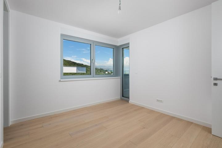 Opatija, Centar, prekrasan trosoban u novogradnji s pogledom na more NKP 110. 54 m2