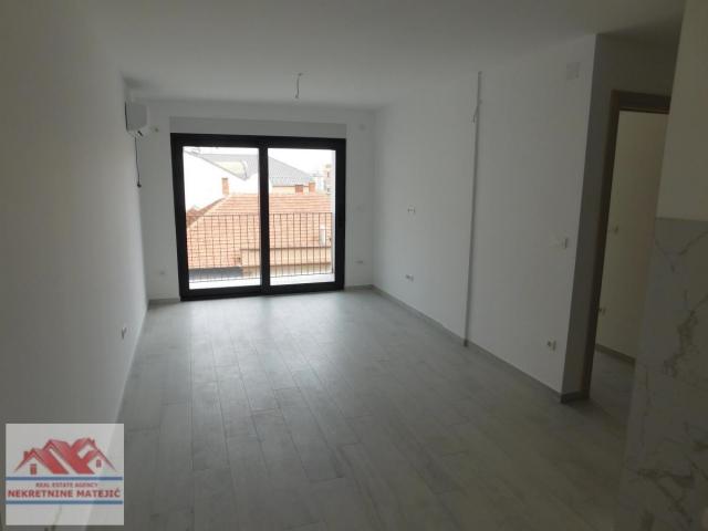 IZDAVANJE STAN CENTAR LUX NOVOGRADNJA 44M2, 2. SPRAT, PARKING-ZA POSLOVNI PROSTOR--370 EUR