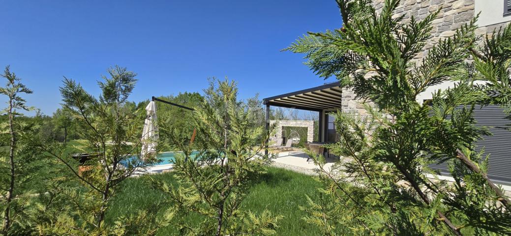 ISTRIA, MOTOVUN, SURROUNDINGS - Beautiful villa in front of a green zone with a panoramic view and c