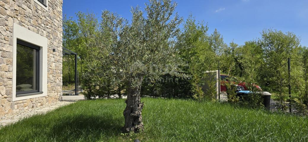 ISTRIA, MOTOVUN, SURROUNDINGS - Beautiful villa in front of a green zone with a panoramic view and c