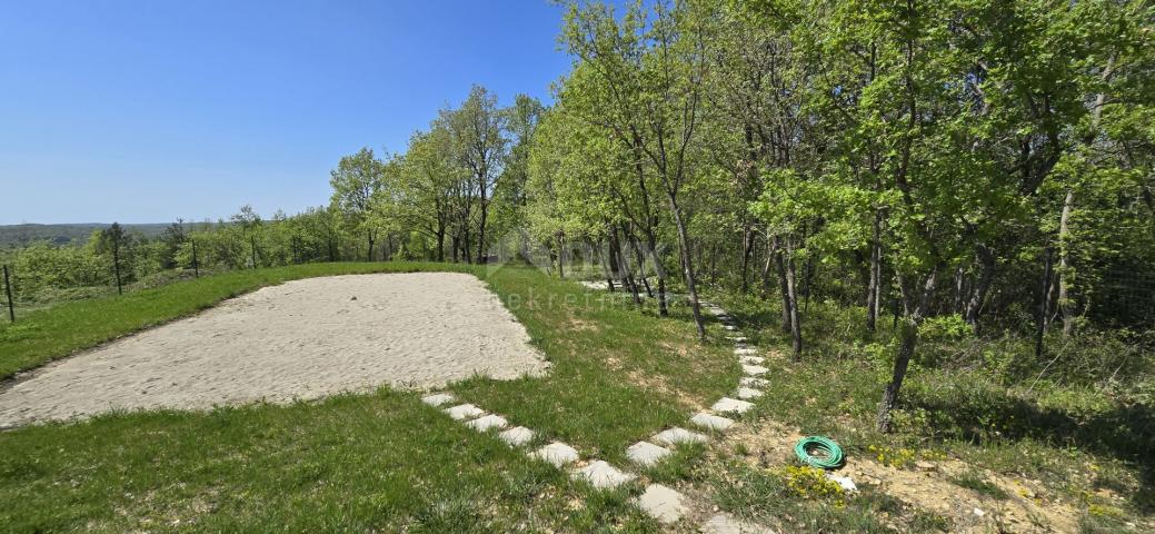 ISTRIA, MOTOVUN, SURROUNDINGS - Beautiful villa in front of a green zone with a panoramic view and c