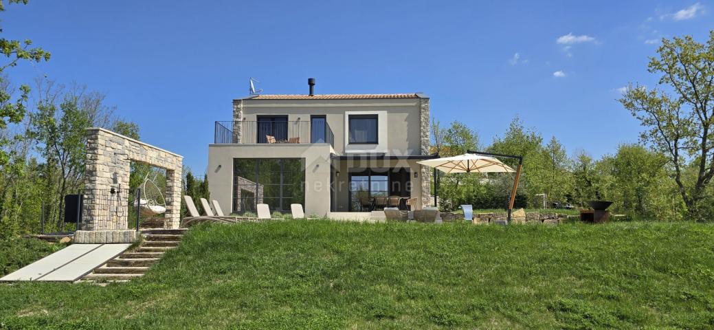 ISTRIA, MOTOVUN, SURROUNDINGS - Beautiful villa in front of a green zone with a panoramic view and c