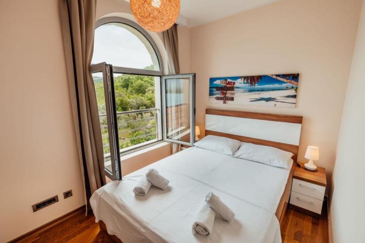 Two-bedroom apartment with sea view, 64 m2, Obala Đurašević