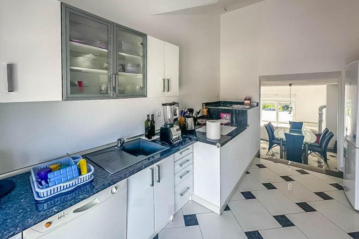 PRILIKA! Istra, Novigrad okolica, kuća sa 6 apartmana na 400m od mora!