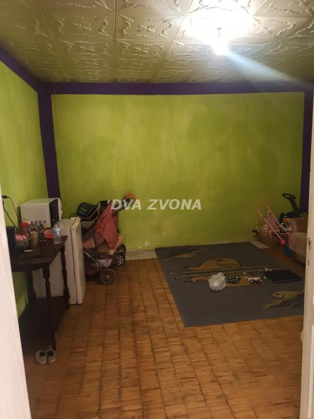 KUCA SA DVA STANA POVOLJNO