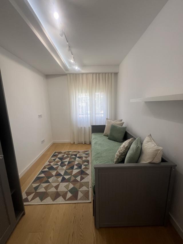 IZDAJEMO PENTHOUSE SA 2 GARAZNA MESTA KOD HRAMA SVETOG SAVE