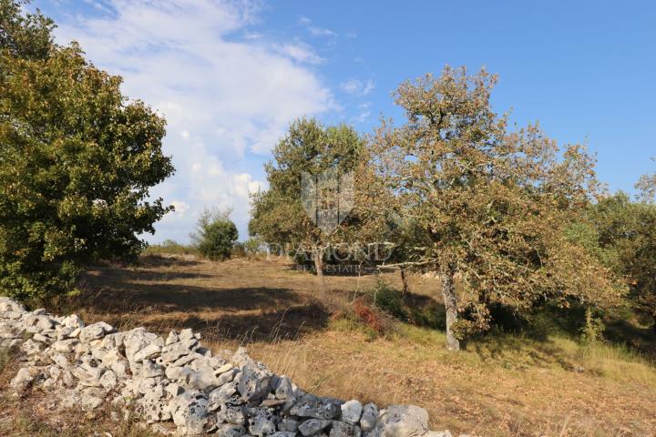 Baugrundstück in einem Dorf in der Nähe von Bale