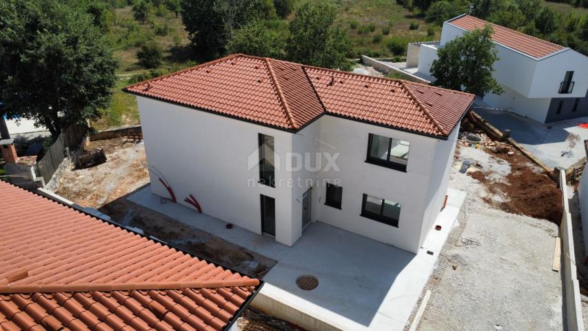 ISTRIA, POREČ-Modern villa with swimming pool under construction