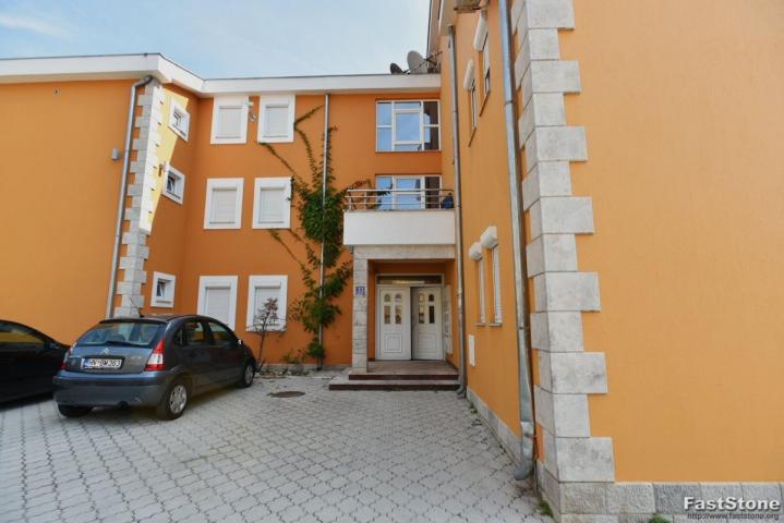 Apartmani sa 1 spavaćom sobom na 1. redu do mora u naselju. Biela