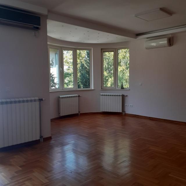 CUKARICA BANOVO BRDO 360m2 , 3200e