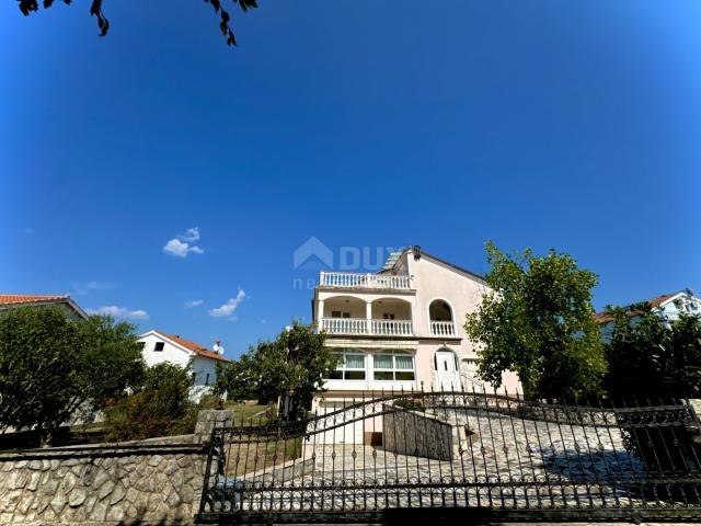 KRK ISLAND, MALINSKA - spacious house with three apartments 600m from the sea