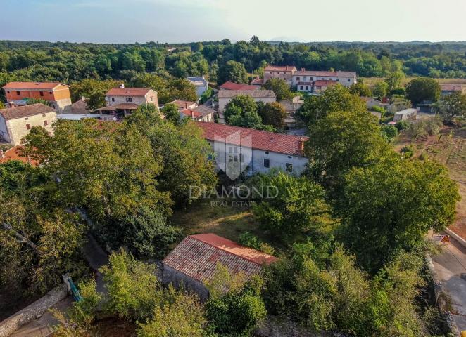 Svetvinčenat, kamena kuća sa velikom okućnicom