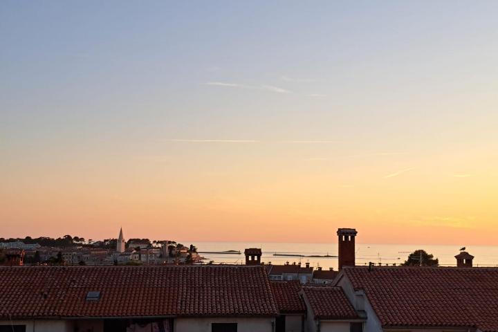 Istra, Poreč - trosoban stan sa panoramskim pogledom udaljen 300 m od mora