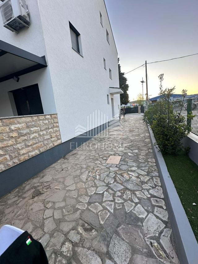 Šibenik-Vodice Luksuzan kompletno namješten stan142. 418m2