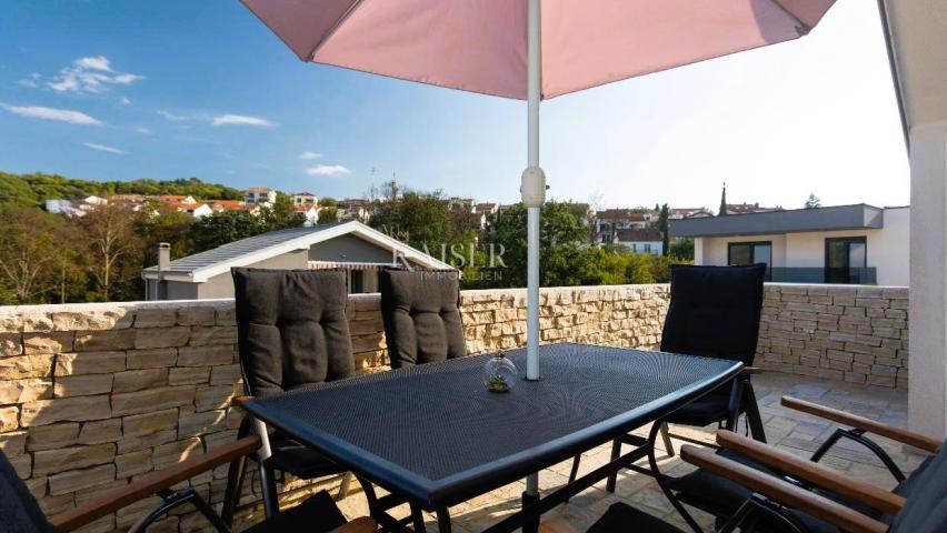 Njivice, Otok Krk- apartman 92m2 s vrtom, blizu centra