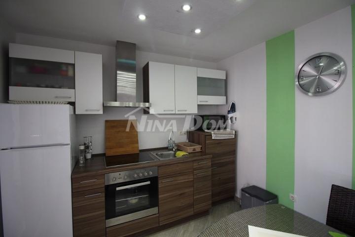 Apartman prizemlje s garažom i dva parkirna mjesta. 