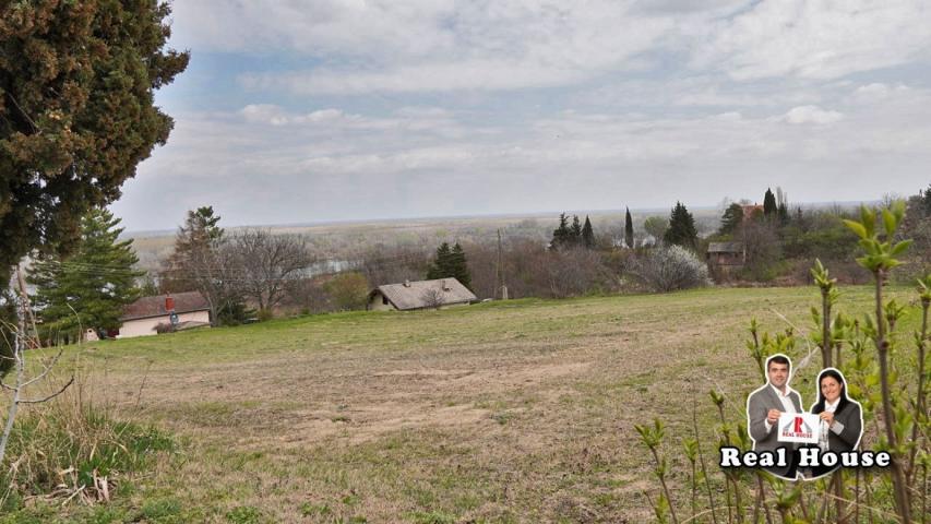 Plac u Slankamenu-pogled na Dunav i lepa pozicija