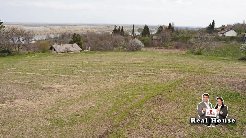 Plac u Slankamenu-pogled na Dunav i lepa pozicija