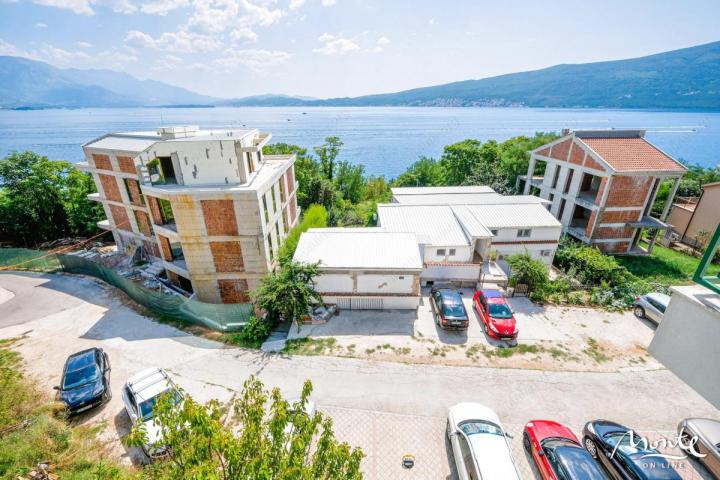 Penthouse sa 2 spavaće sobe u kompleksu sa bazenom i panoramskim pogledom