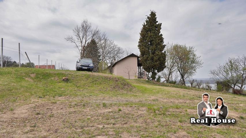 Plac u Slankamenu-pogled na Dunav i lepa pozicija