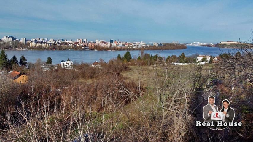 Plac na Ribnjaku sa pogledom na Novi Sad i Dunav