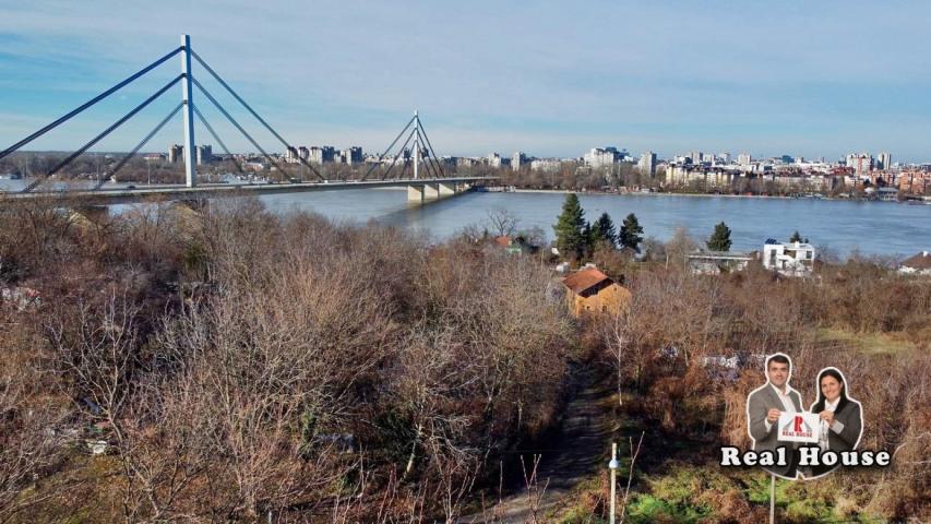 Plac na Ribnjaku sa pogledom na Novi Sad i Dunav