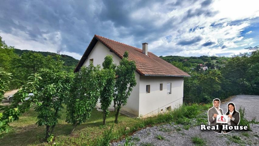 Rakovac, Fruška gora-porodicna kuca sa letnjikovcem