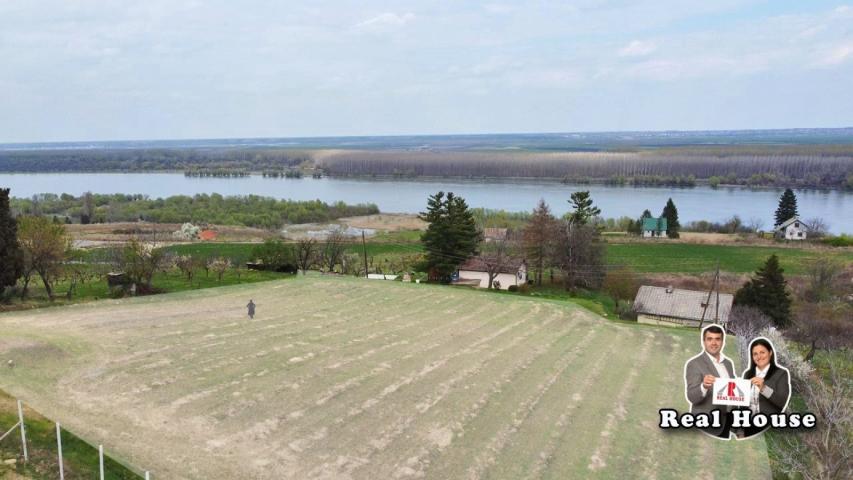 Plac u Slankamenu-pogled na Dunav i lepa pozicija