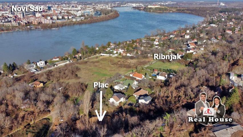 Plac na Ribnjaku sa pogledom na Novi Sad i Dunav