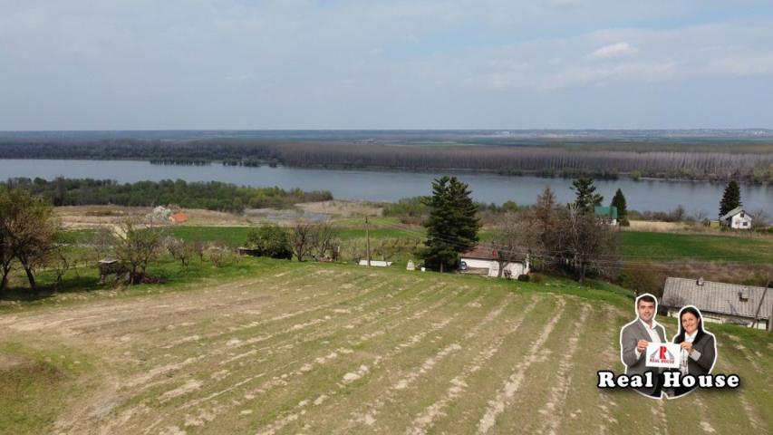 Plac u Slankamenu-pogled na Dunav i lepa pozicija