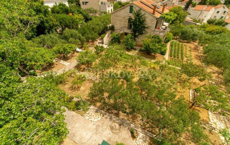 Brač prodaja kuća, parcela 1983m2 4 apartmana i 4soban stan