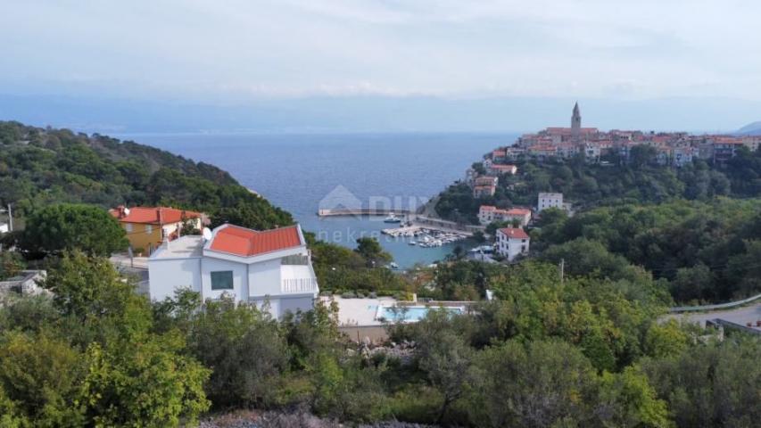 OTOK KRK, VRBNIK - Savršeno građevinsko zemljište - 200m od mora, s pogledom na slikovitu jezgru Vrb